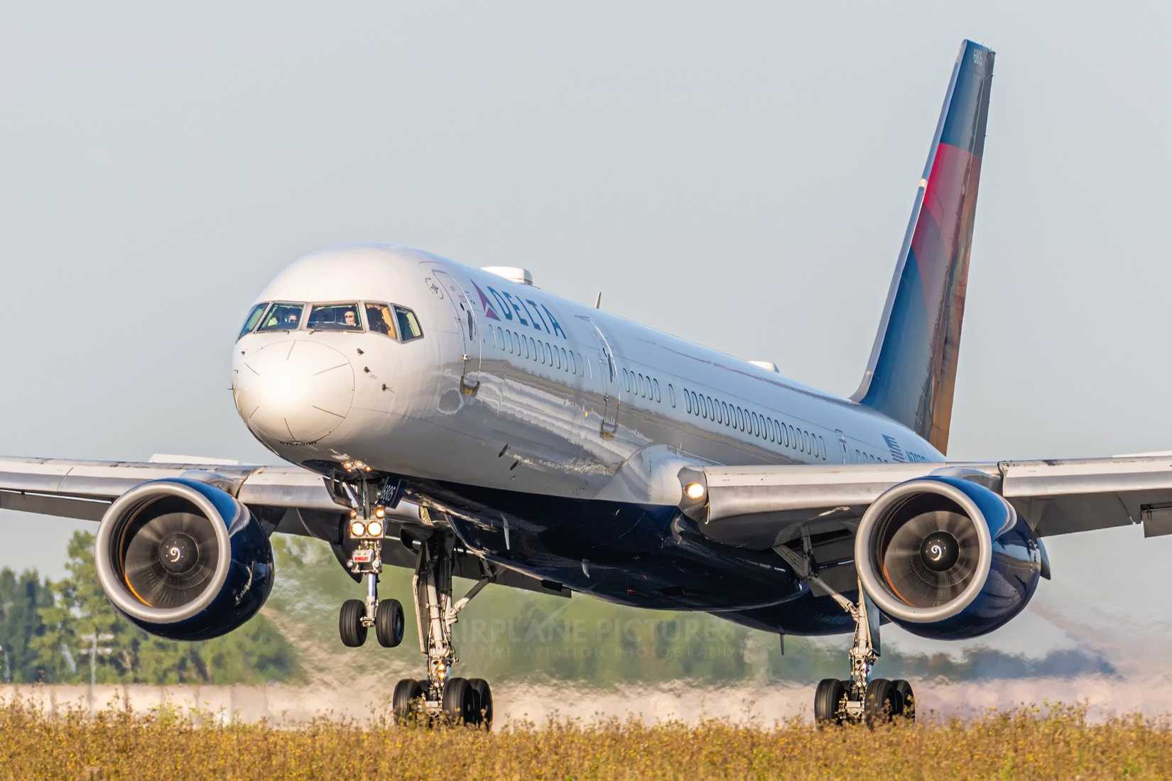 Delta Air Lines 757-200 taking off