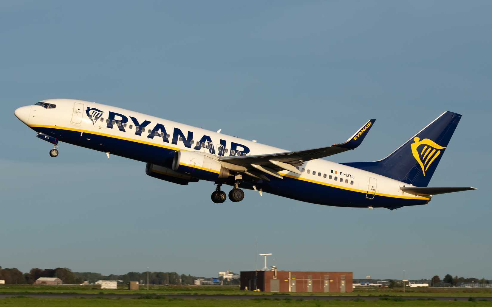 EI-DYL Ryanair Boeing 737-8AS