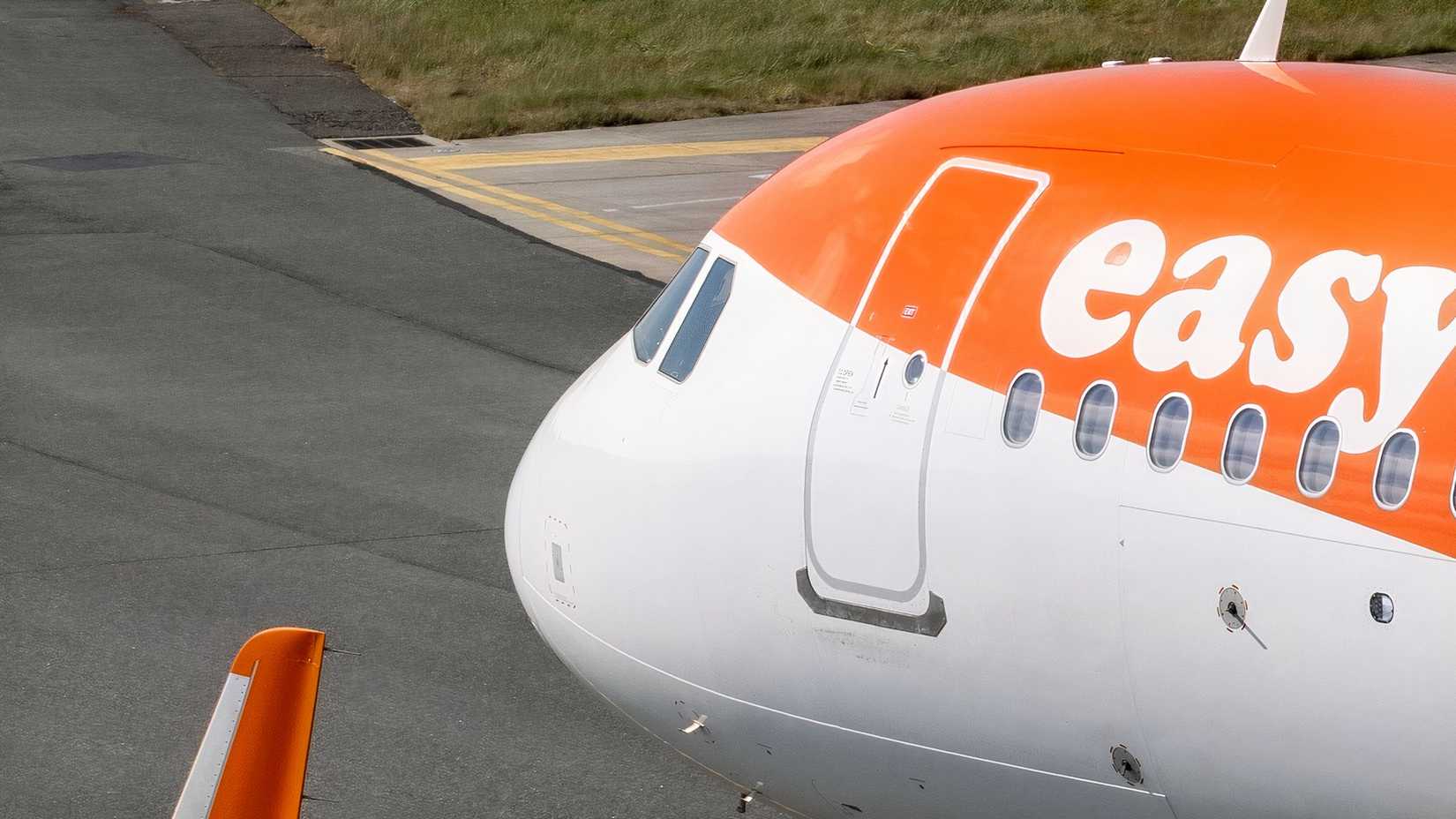 EZY Airbus A320neo taxiing for departure1