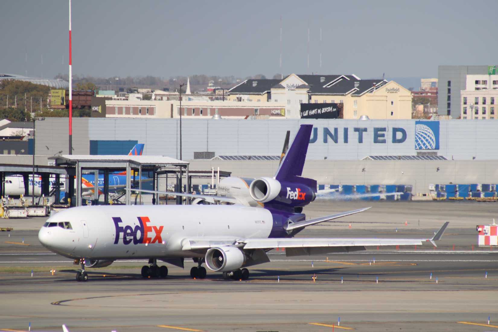 Avião McDonnell Douglas MD-11F da FedEx Express no Aeroporto Internacional Newark Liberty (EWR).