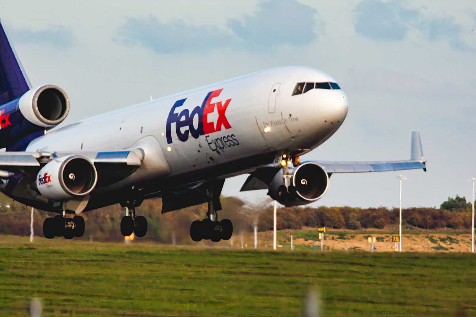Um MD-11 da FedEx Express pousando no aeroporto de Stansted, em Londres.