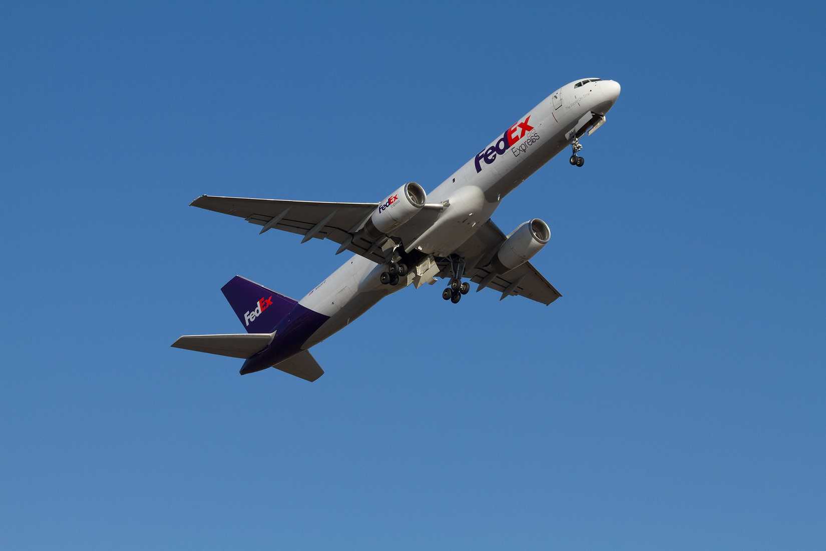 FedEx_Boeing_757-200_(25861453973)