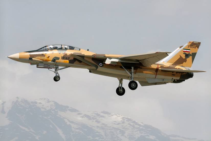 Iranian_AF_F-14_Tomcat_landing_at_Mehrabad