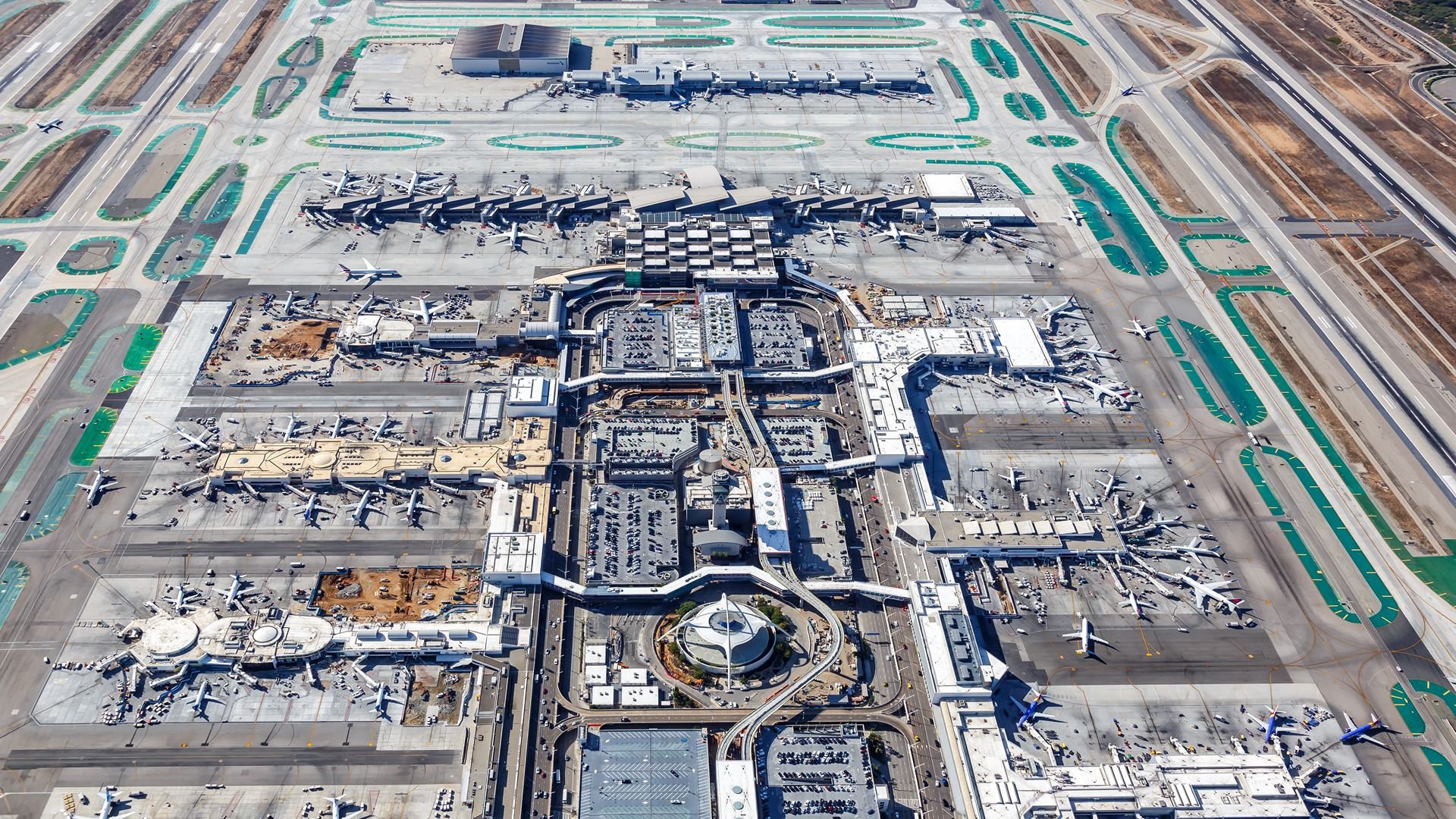 KLAX Horseshoe Markus Mainka Shutterstock 19201080