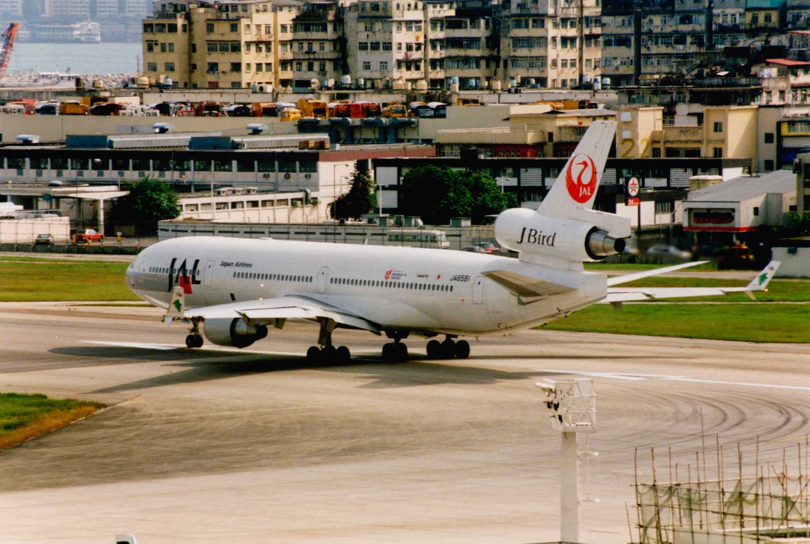 McDonnell Douglas MD-11 at Kai Tak Hong Kong 15-10-1994