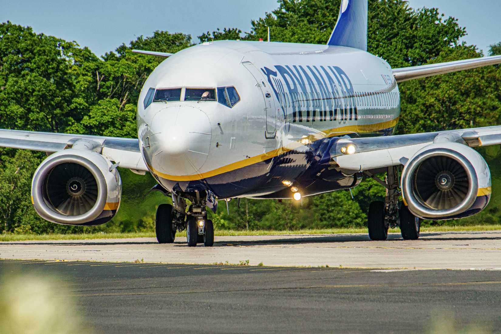 Ryanair Boeing 737-800 taxiing