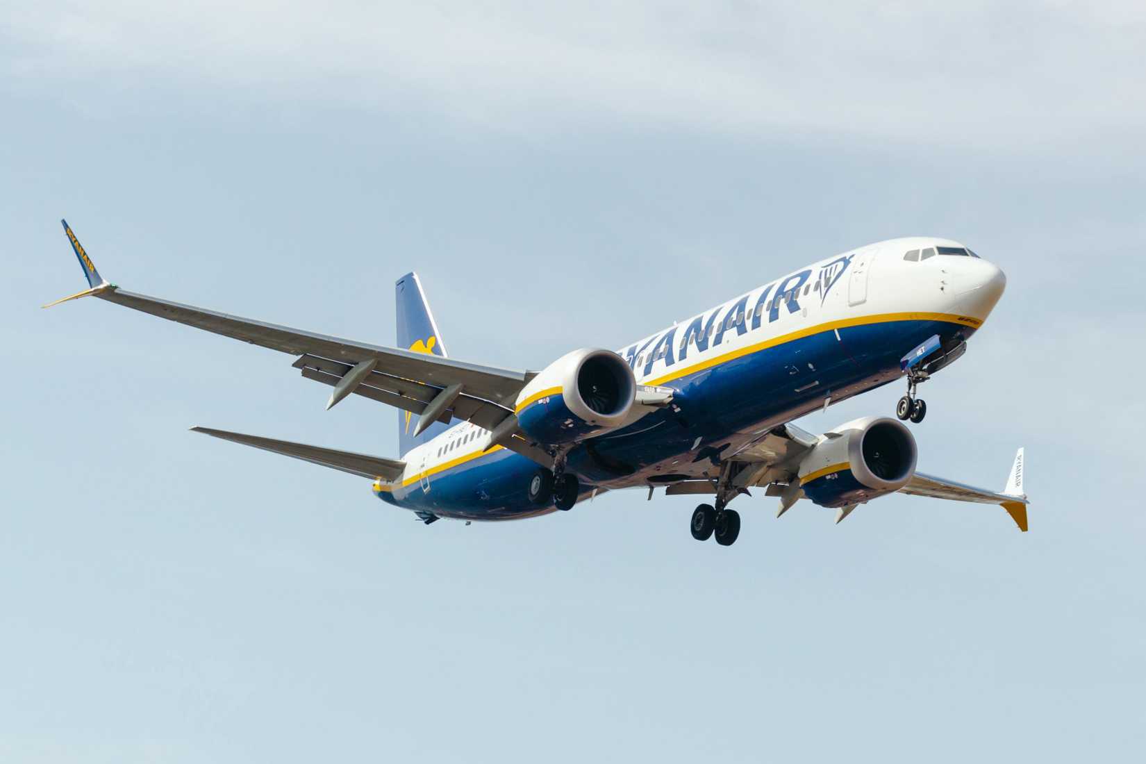 Ryanair Boeing 737 MAX 8 on approach