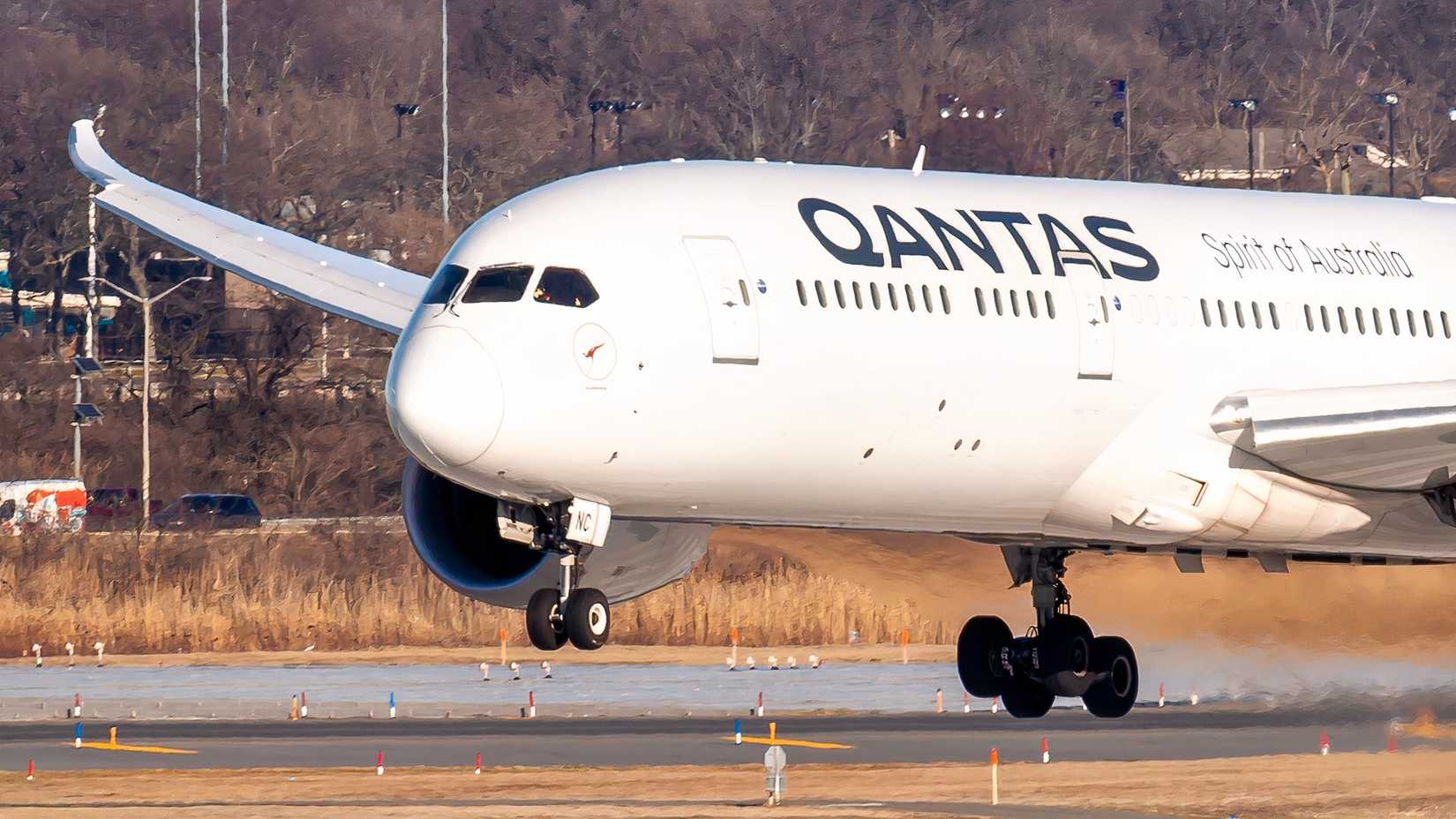 Qantas Boeing 787-9 on final approach after another long flight