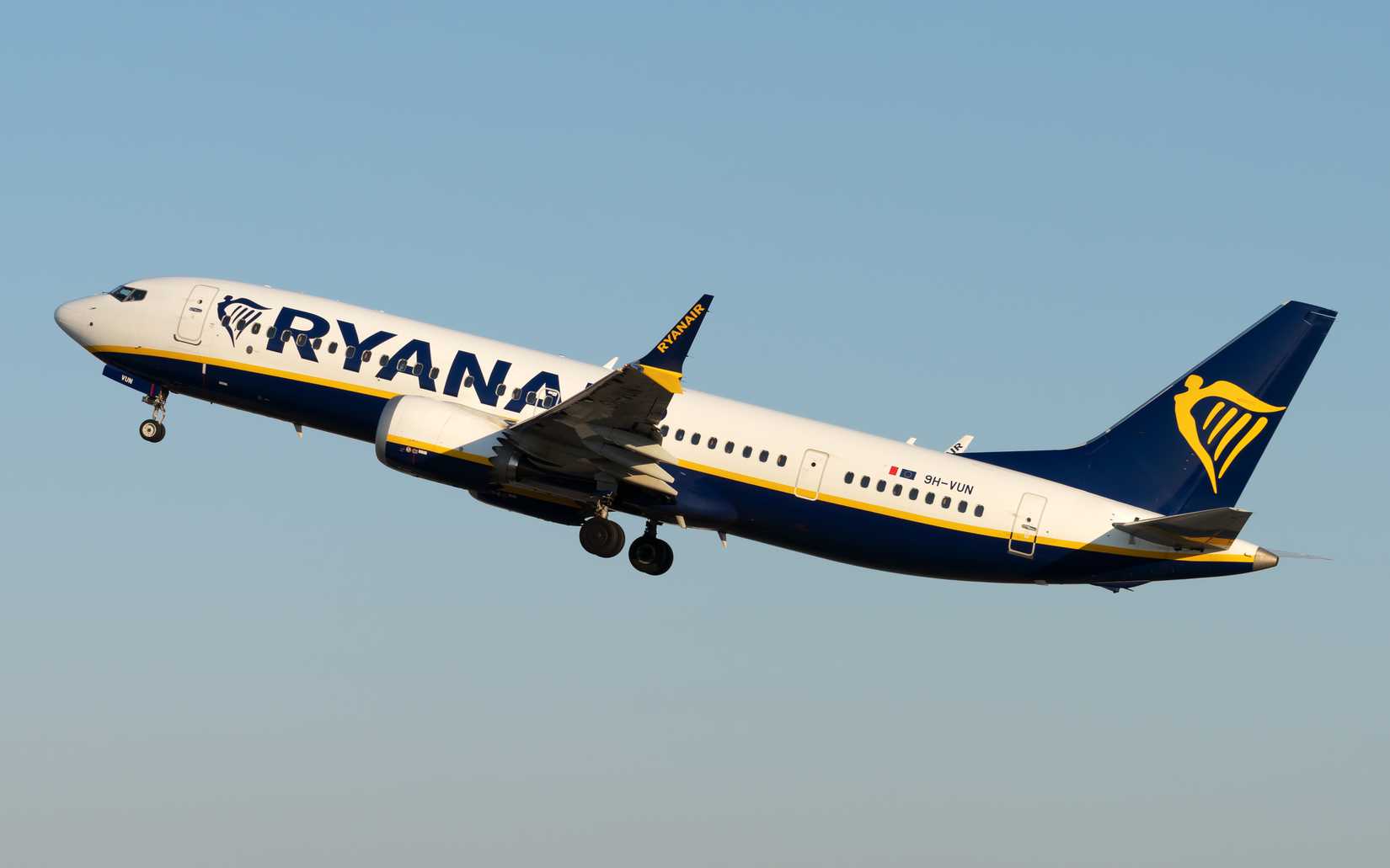 Ryanair Boeing 737 MAX 8-200 by Vincenzo Pace from SF