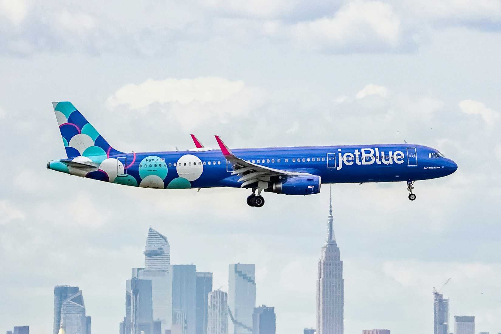 JetBlue Airbus A321-200 landing in New York
