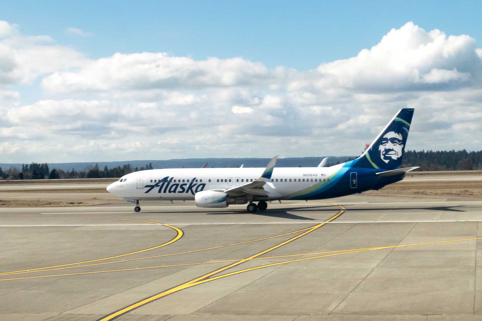 Alaska Airlines Boeing 737-800 taxiing to the runway 