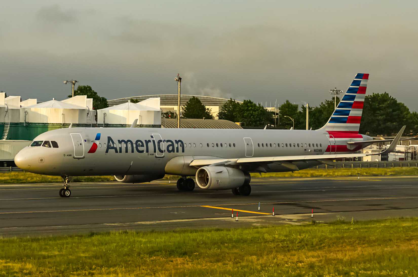 American Airlines Airbus A321-200 taxing for take off 