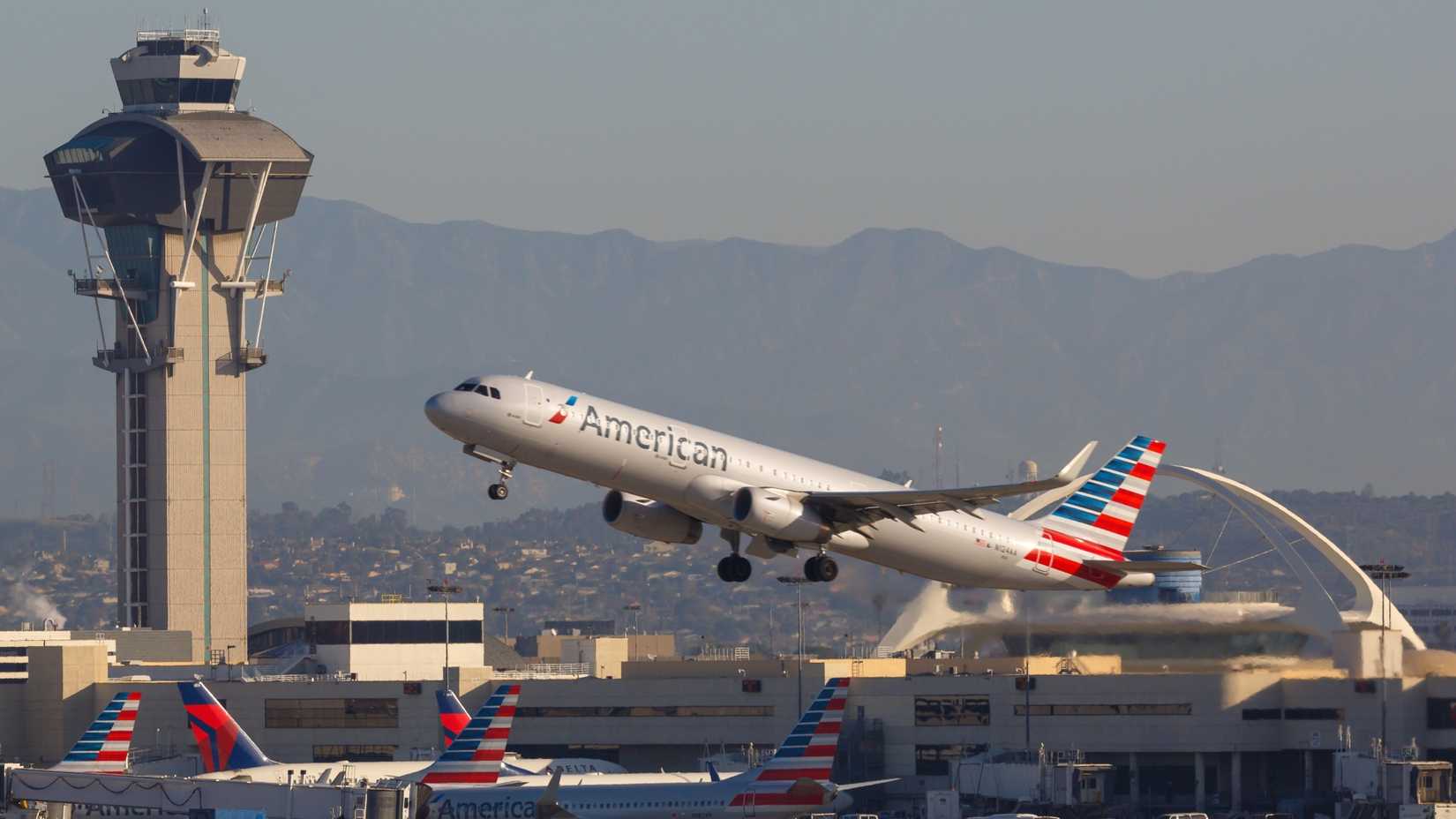 American Airlines Airbus A321 Departing Los Angeles
