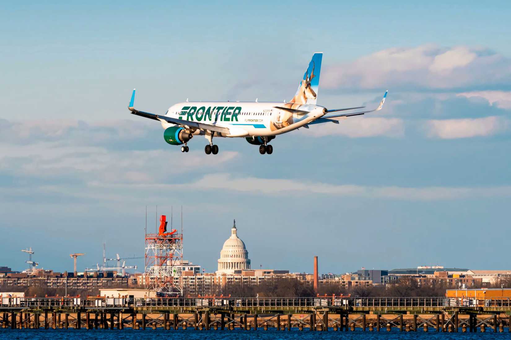 Frontier Airlines Airbus A320 landing at DCA
