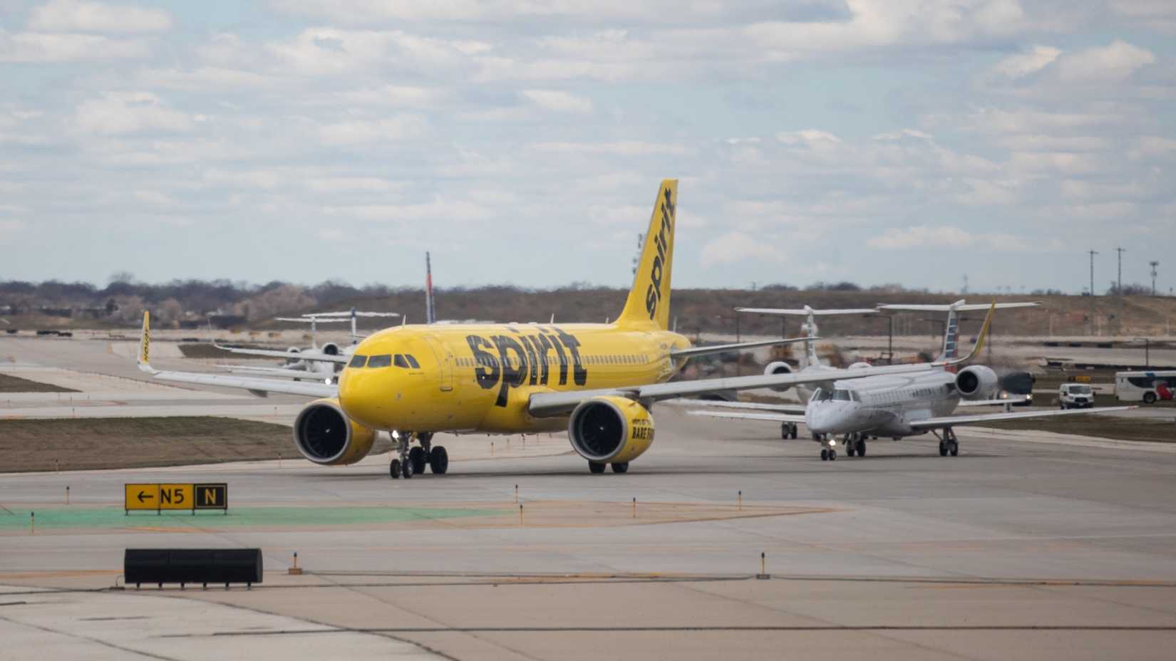 Spirit A320neo Followed By Regional Jets In Chicago