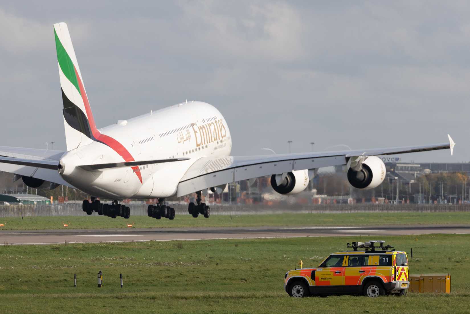 emirates a380 a6-evp landing