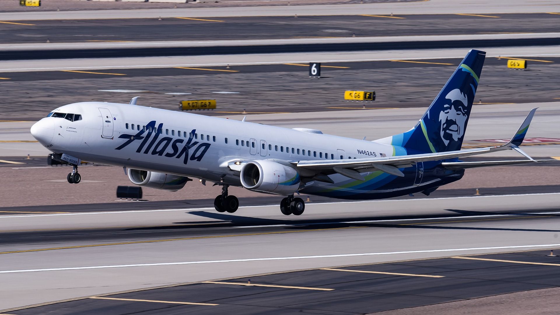 An Alaska Airlines Boeing 737 taking off