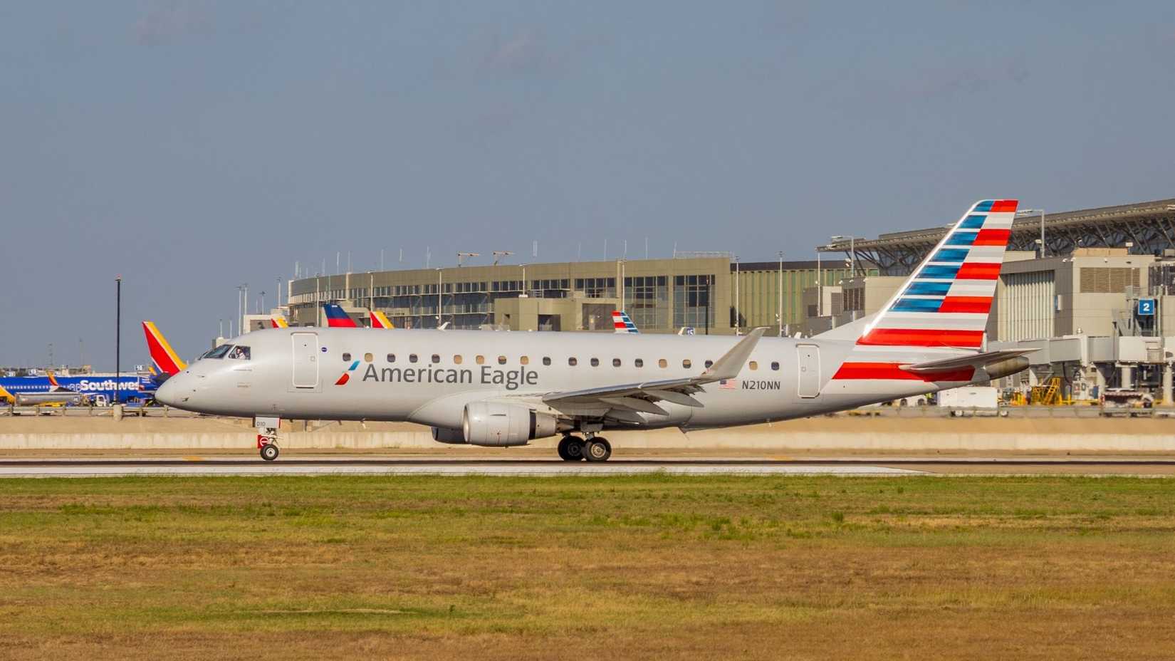 American Eagle Embraer E175 Taxing