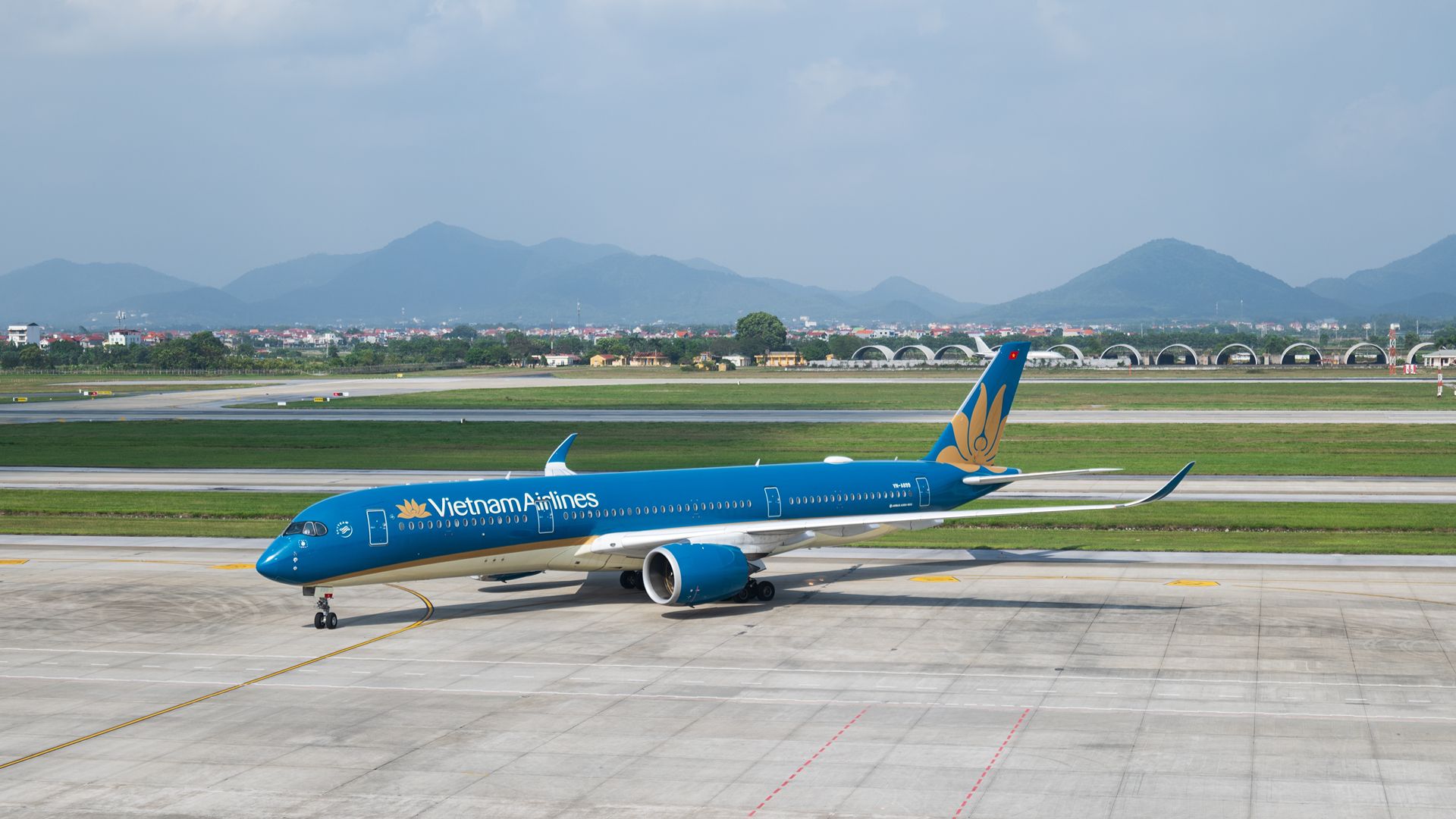 vietnam airlines plane on apron