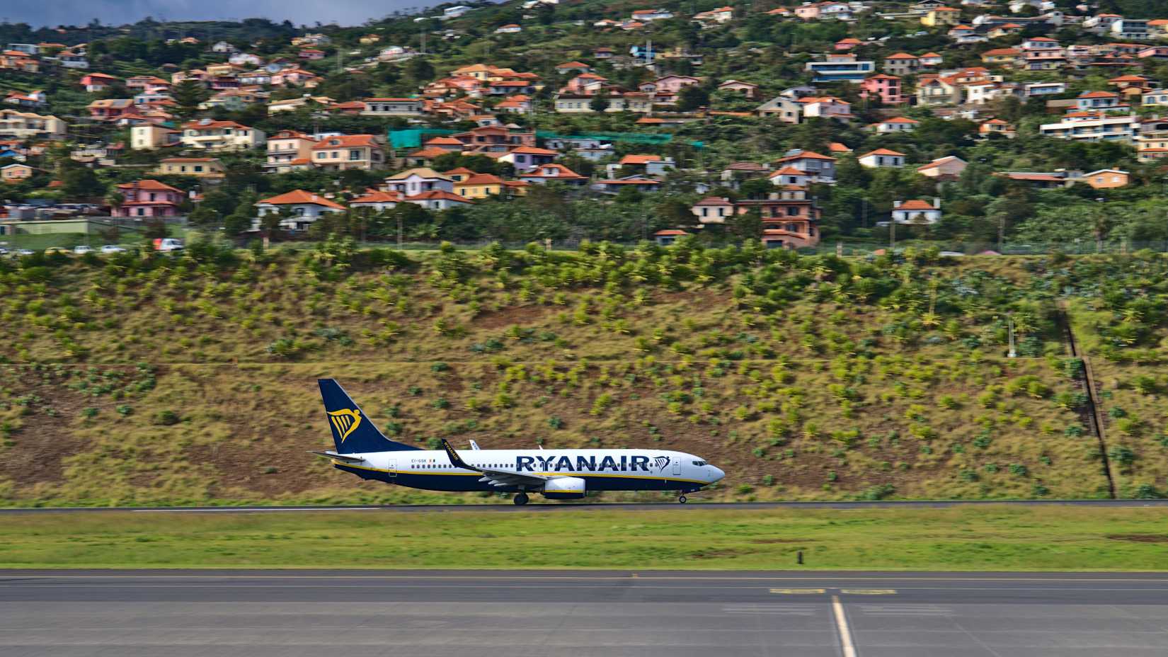 ryanair portugal runway