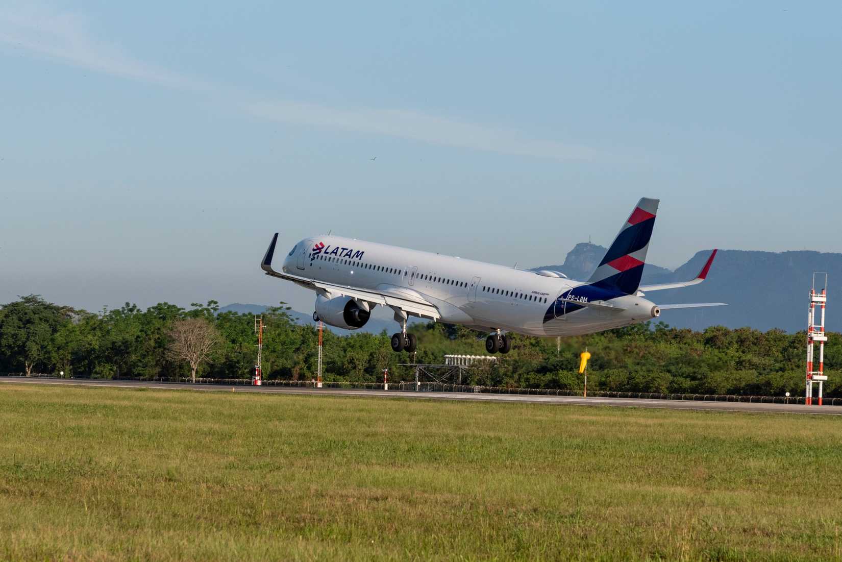 LATAM Airbus A321neo Landing