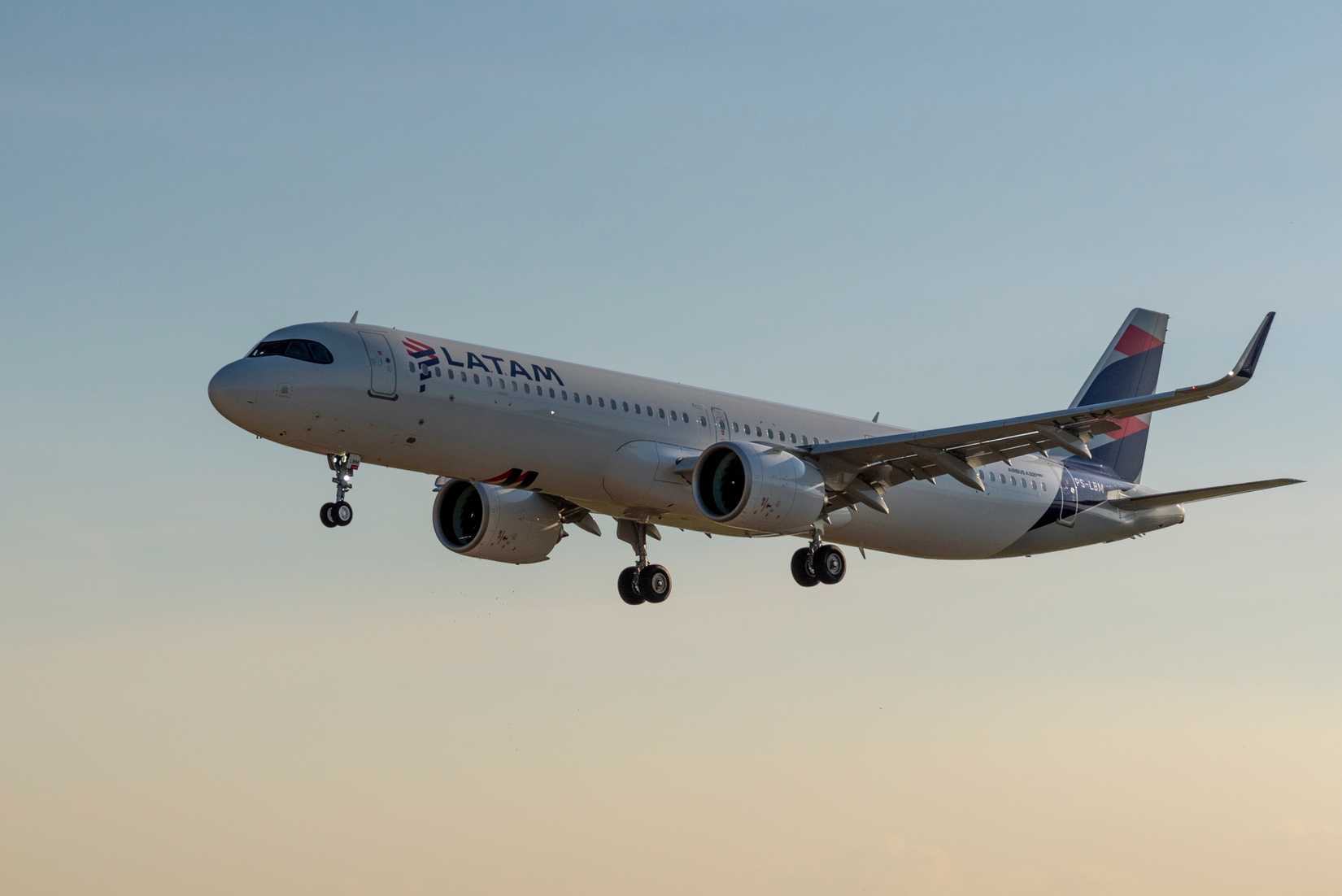 Літак Airbus A321neo авіакомпанії Latam на підході