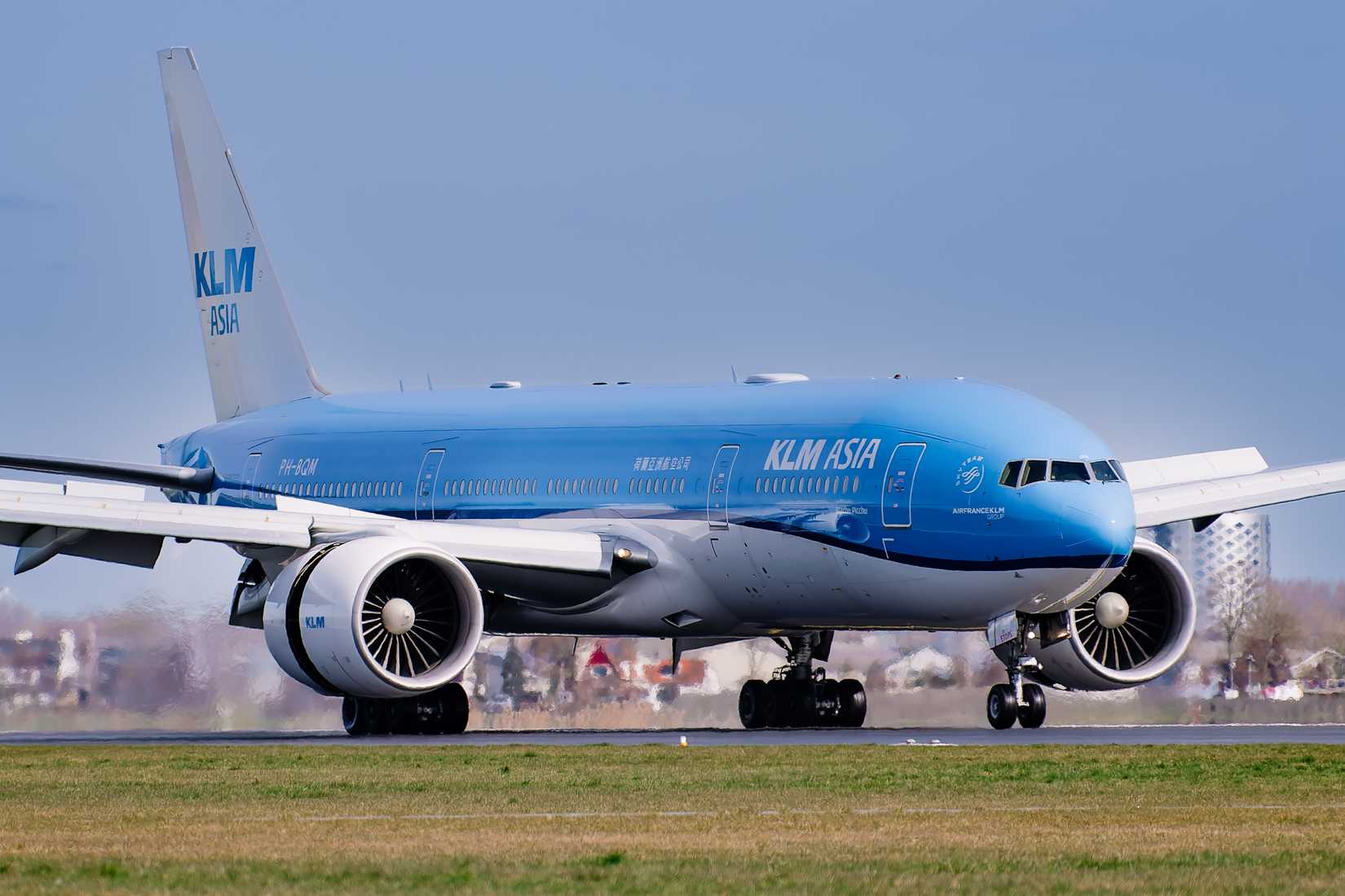 klm boeing 777 runway