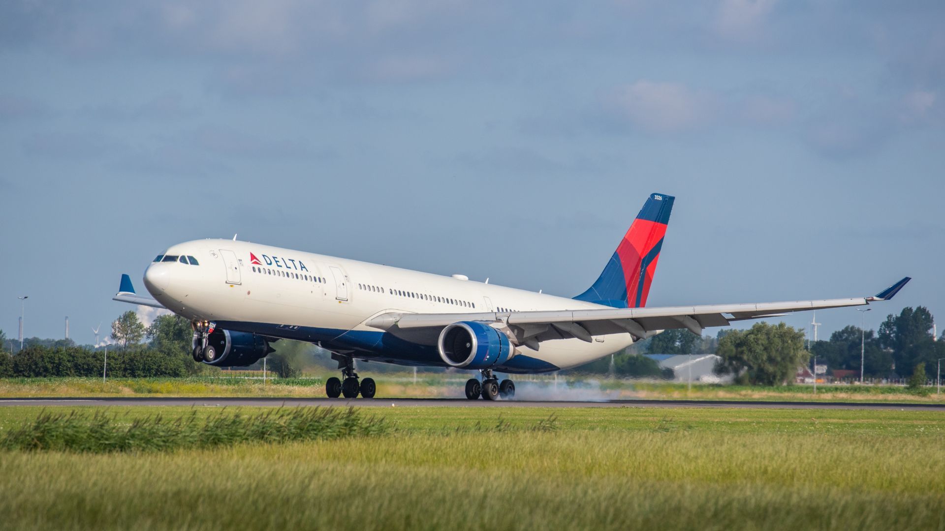 Delta Airbus A330-300 Landing