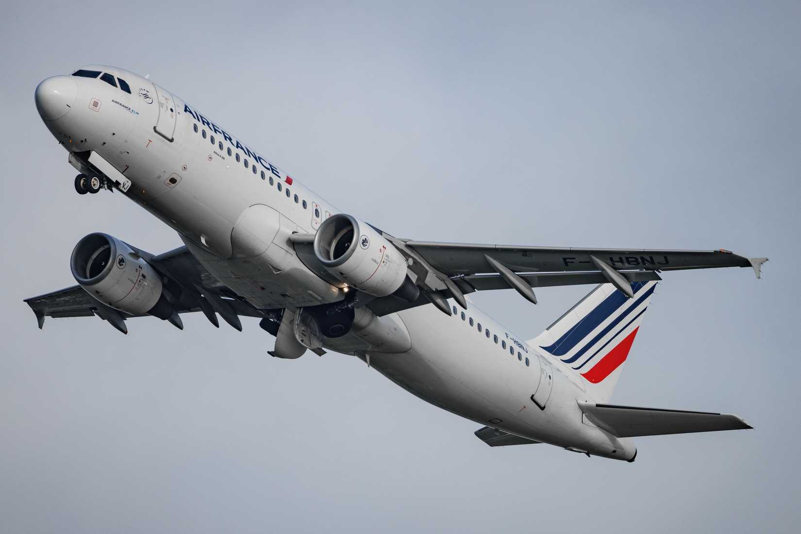 An Air France Airbus A320 shortly after takeoff