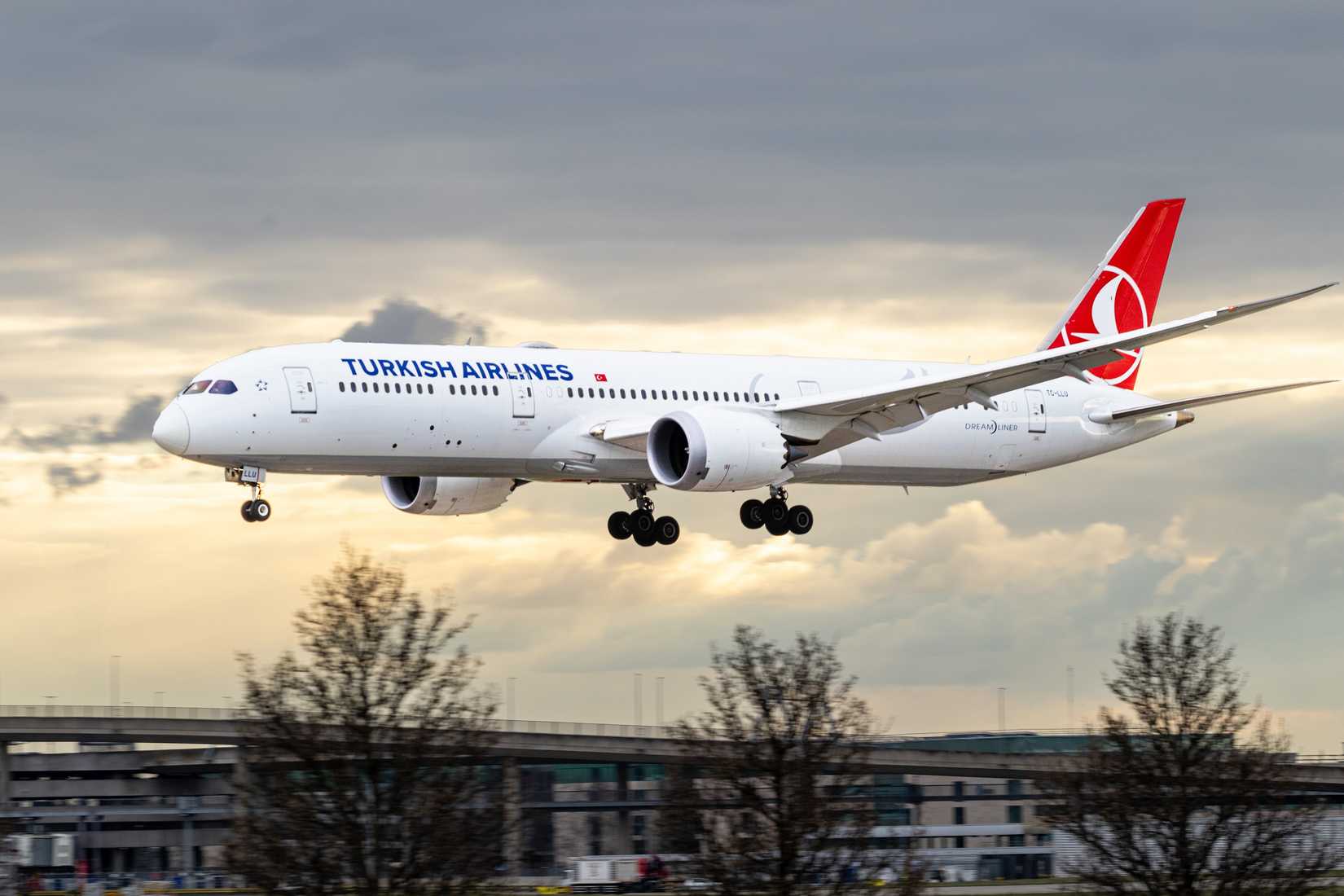 Turkish 787 Landing In London