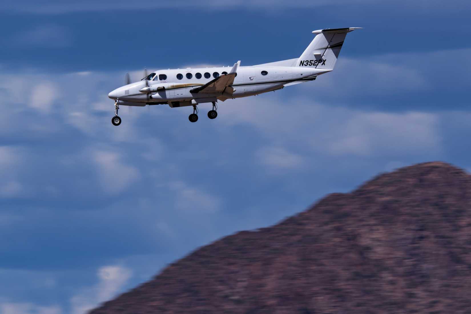 Private Beechcraft Super King Air 350 N352PX arrival into 26 at Phoenix Sky Harbor Intl. Airport