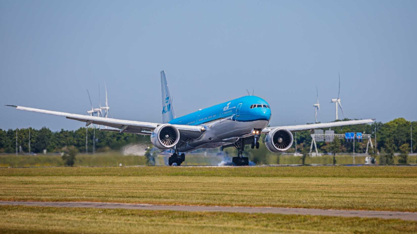 klm boeing 777 runway