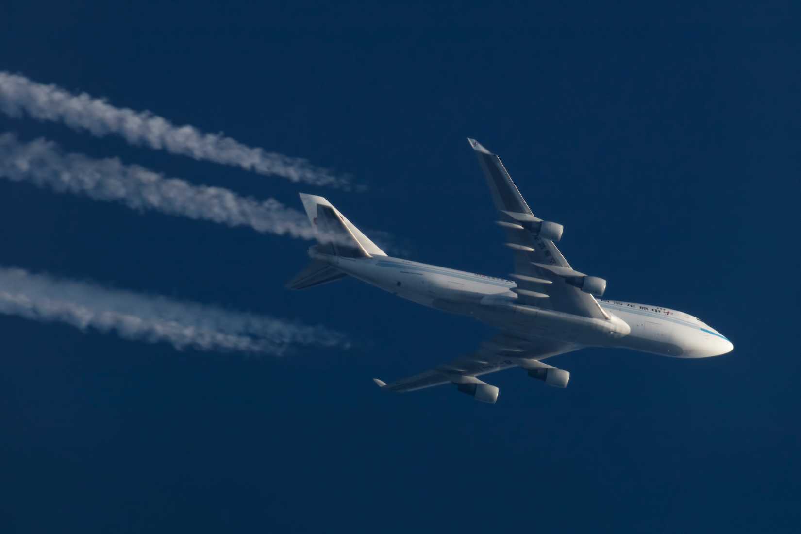 Boeing 747 Inflight With Contrails