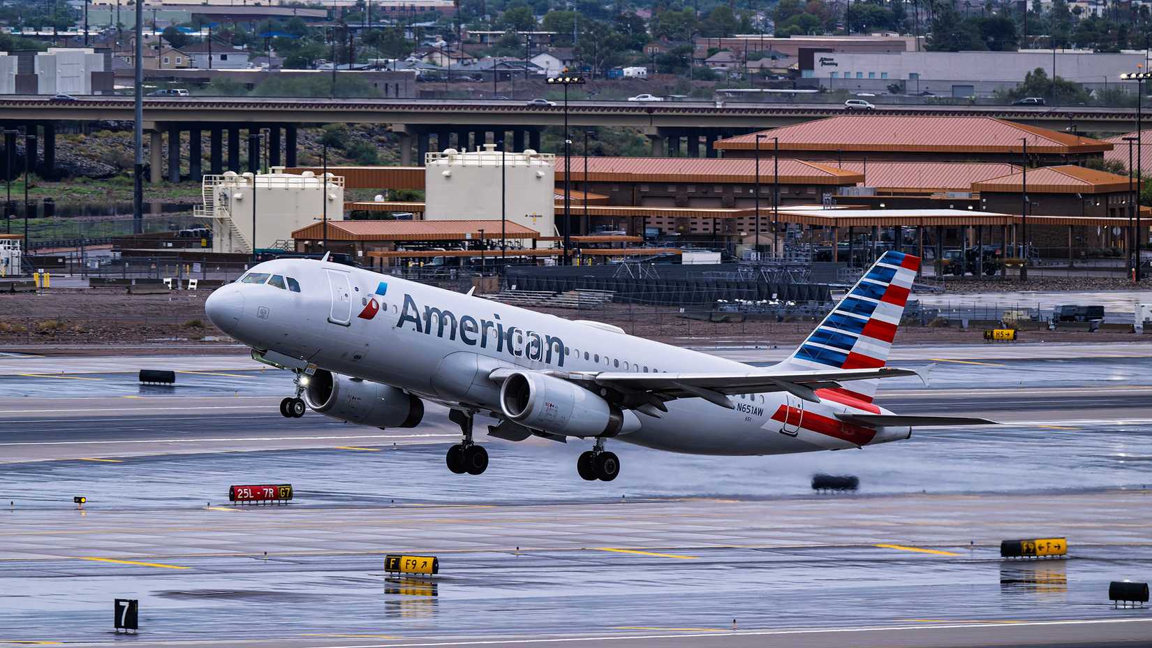 american a320 taking off