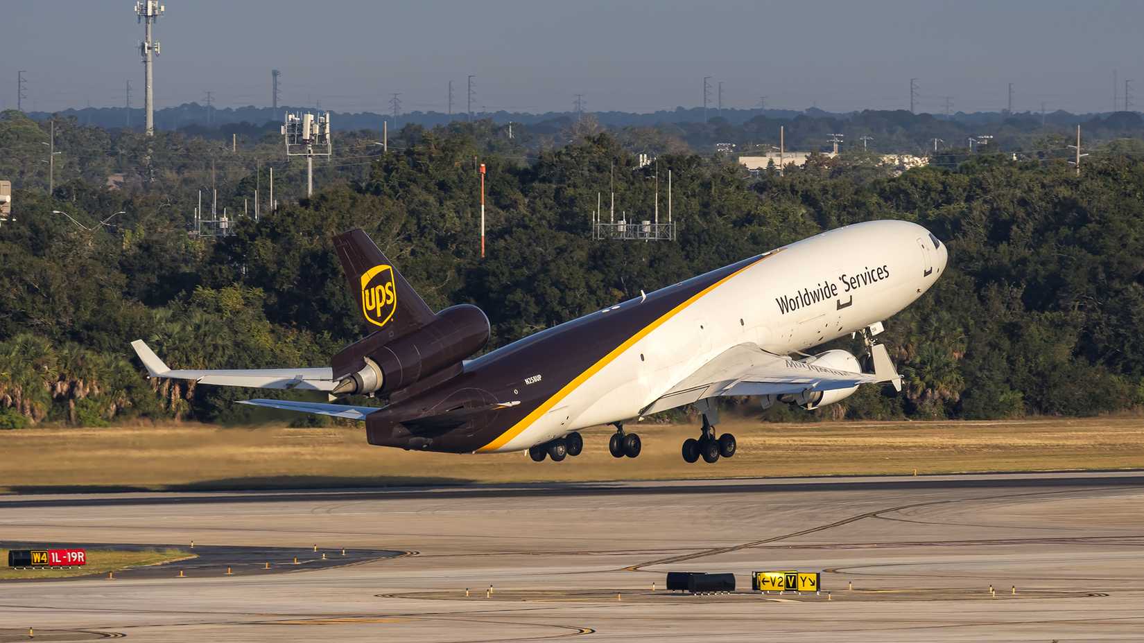 ups md-11 taking off