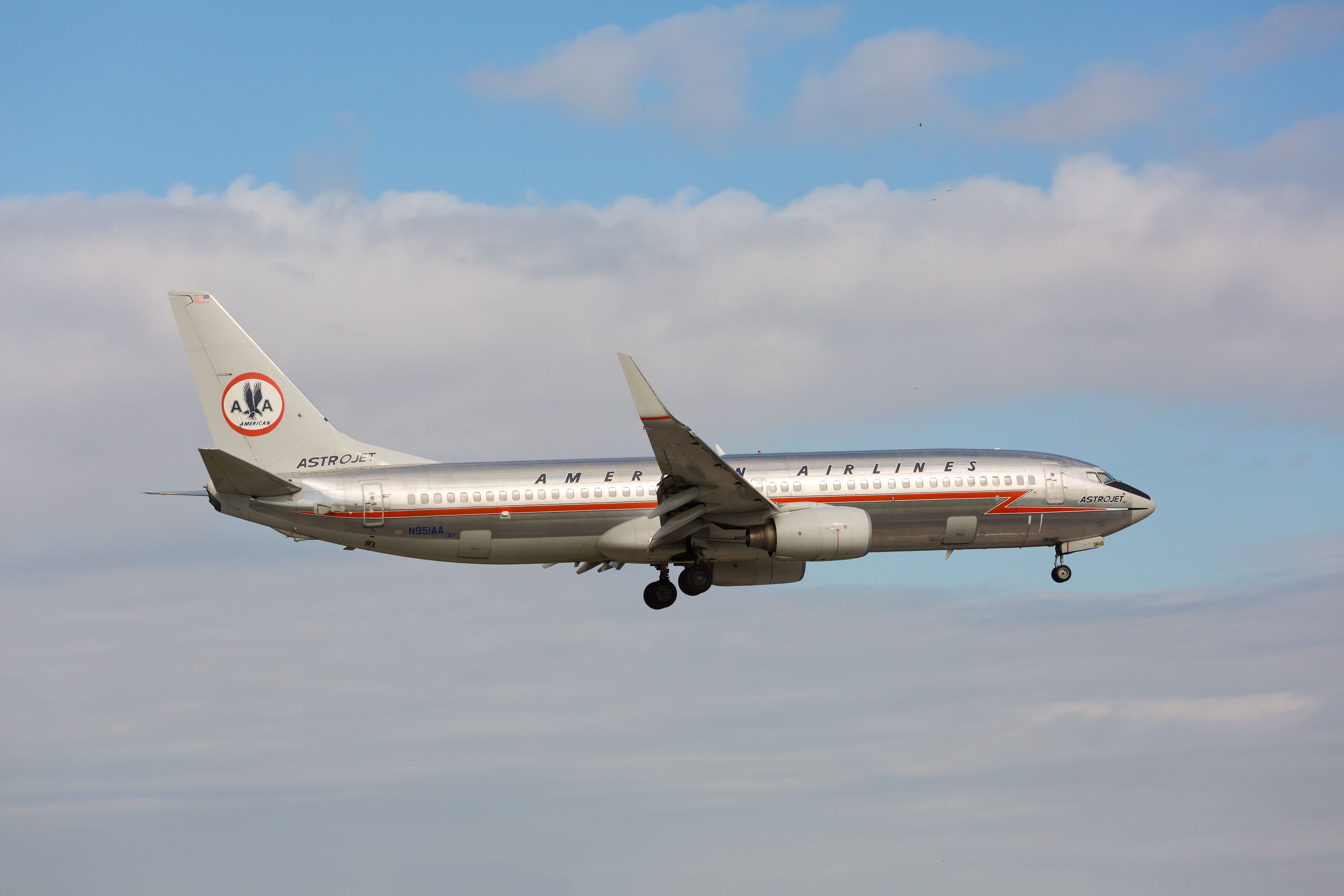American Airlines Grounds “Astrojet” Boeing 737-800 After Cabin