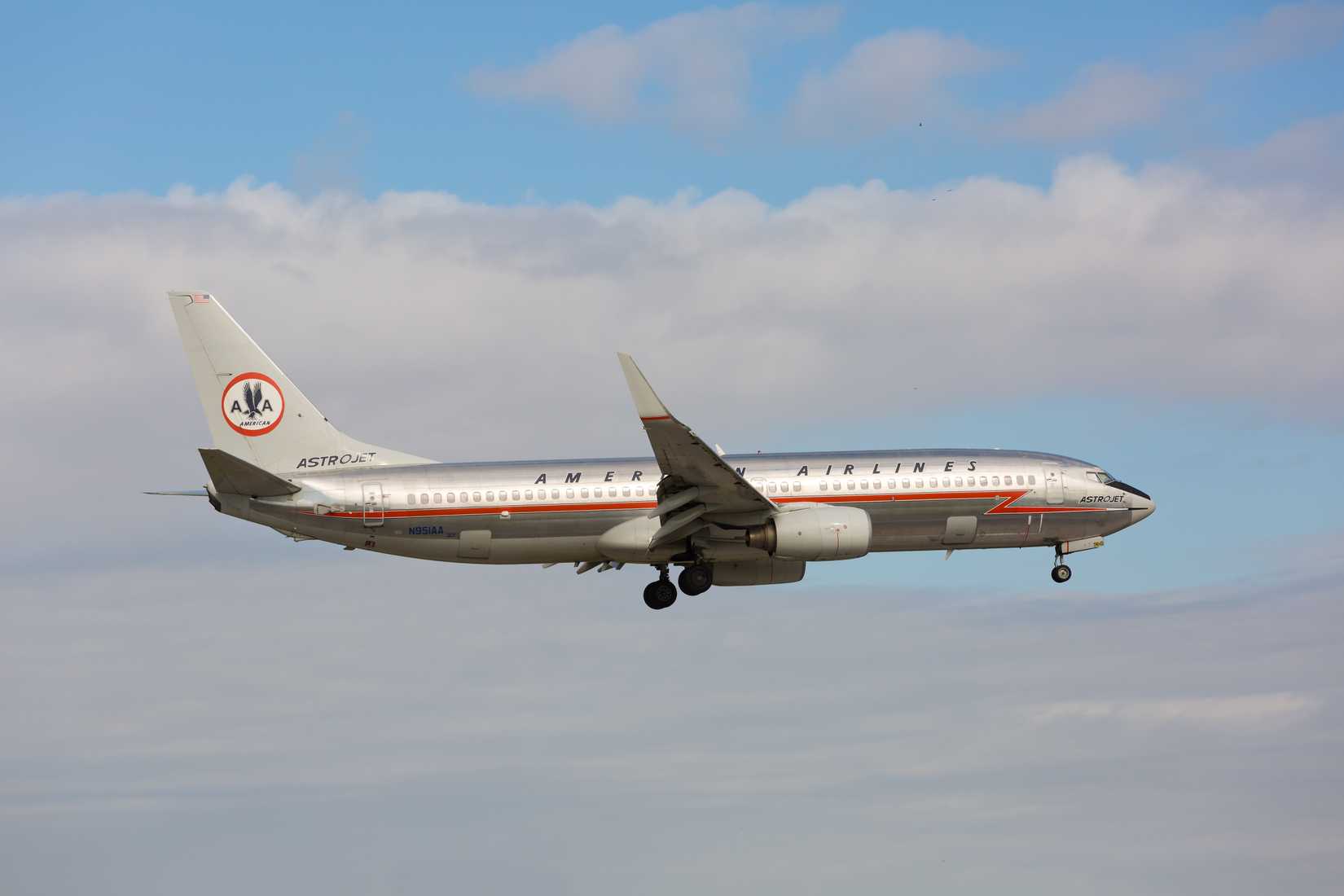 American Airlines Boeing 737-800 with its retro Astrojet livery