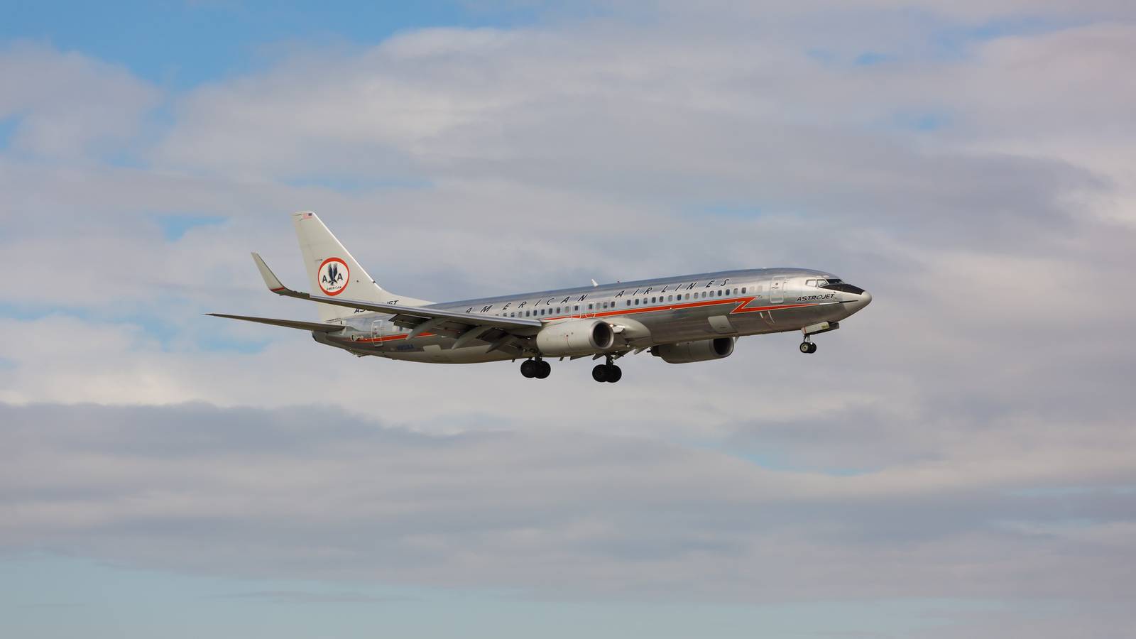 American Airlines Grounds “Astrojet” Boeing 737-800 After Cabin Smoke Causes Diversion