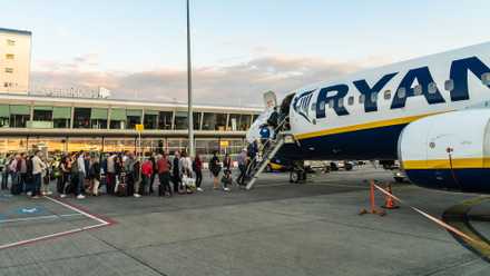 passengers boarding ryanair plane eindhoven airport