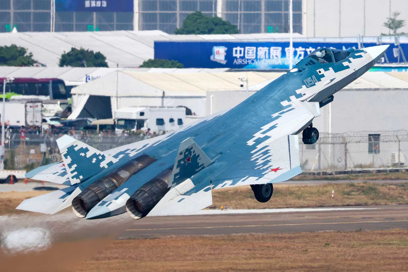 The 'Su-57' stealth fighter performed a flight display at the 15th China Air Show.