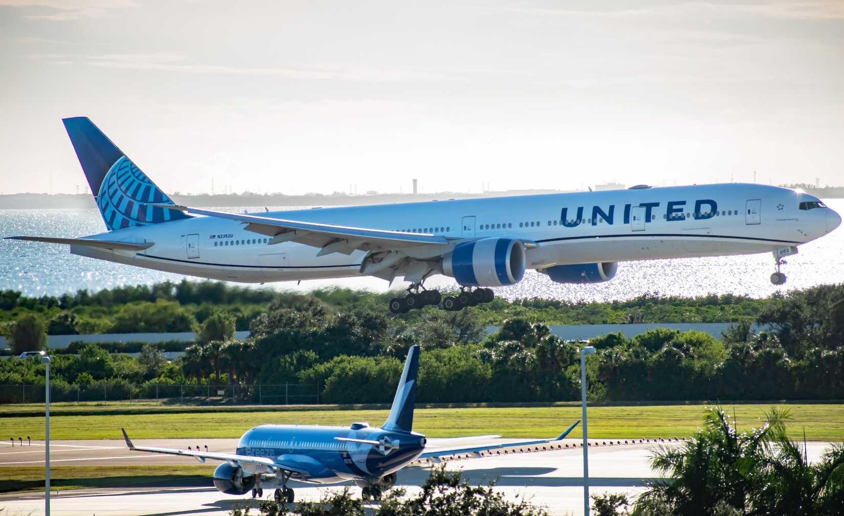 United Airlines Boeing 777-300ER passenger plane, N2352U landing at Tampa International Airport (TPA)