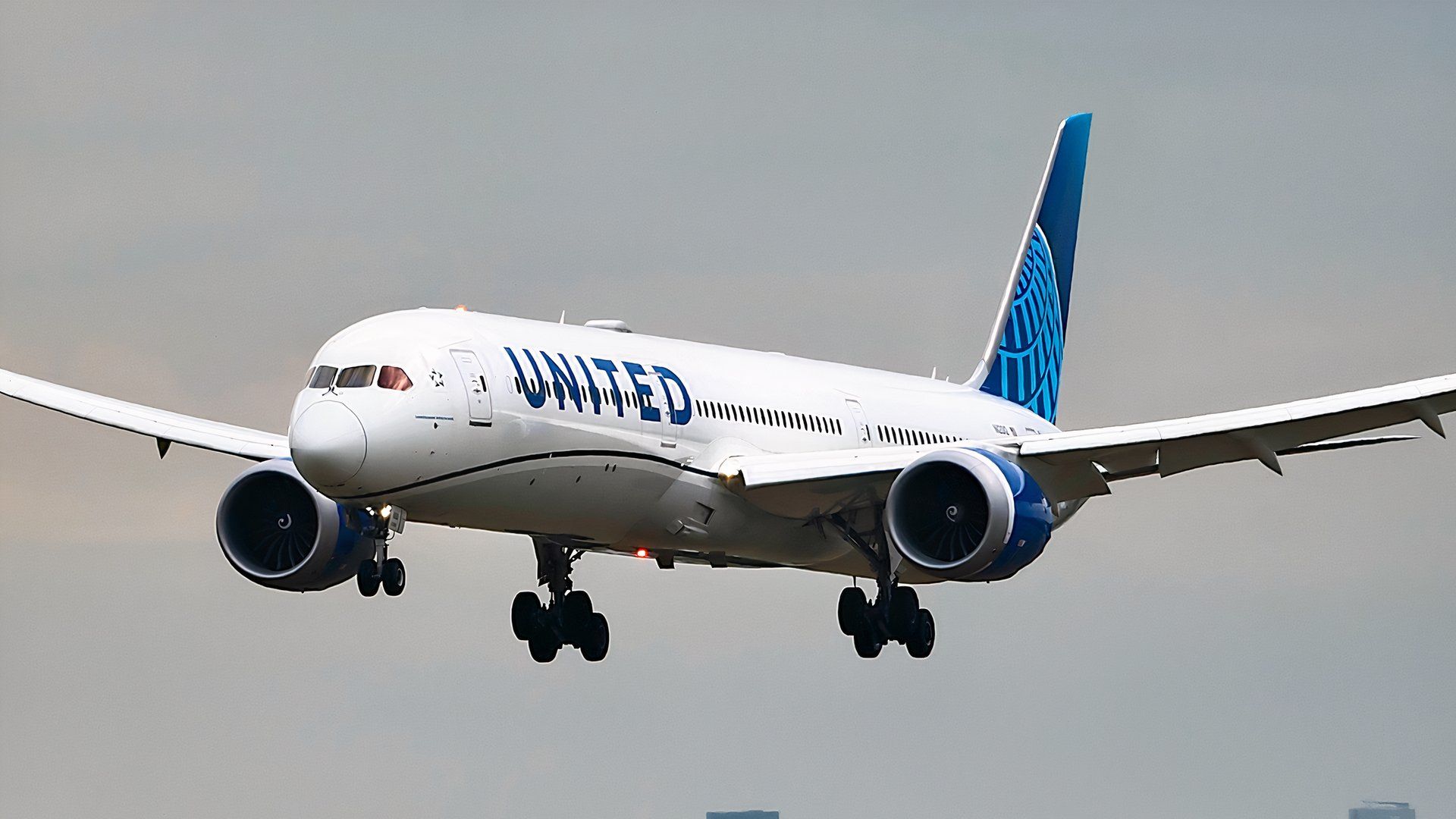 United Airlines Boeing 787-10 on final approach