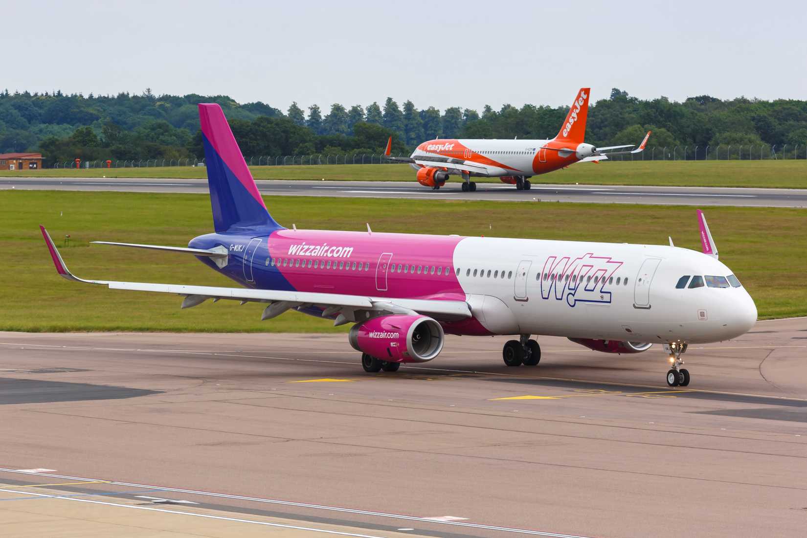 Wizz and Easyjet Markus Mainka Shutterstock