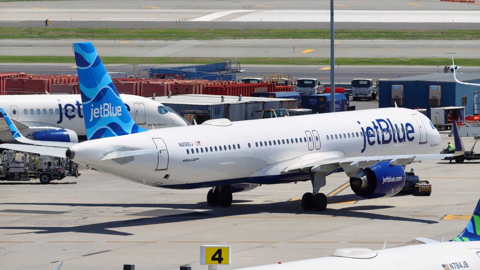 JetBlue Airbus A321LR pushing back before next flight