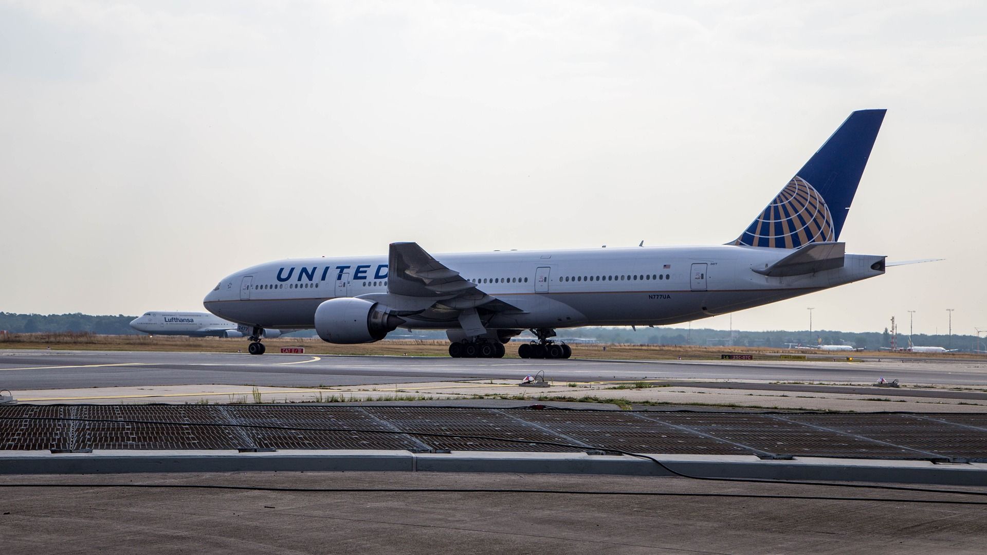 United Airlines N777UA Boeing 777-200