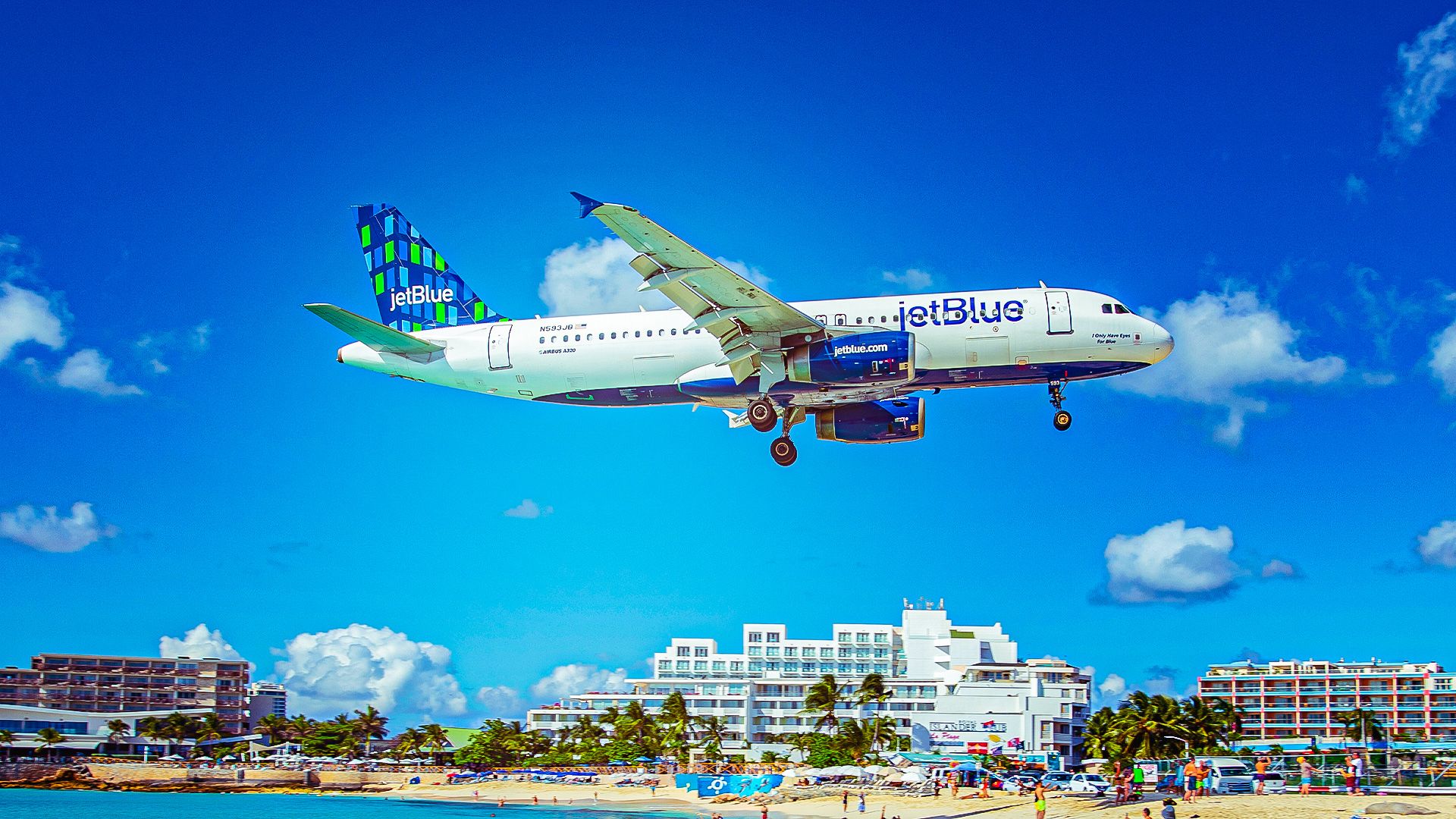 345 - JetBlue Airbus A320 - Wangkun Jia _ Shutterstock-1