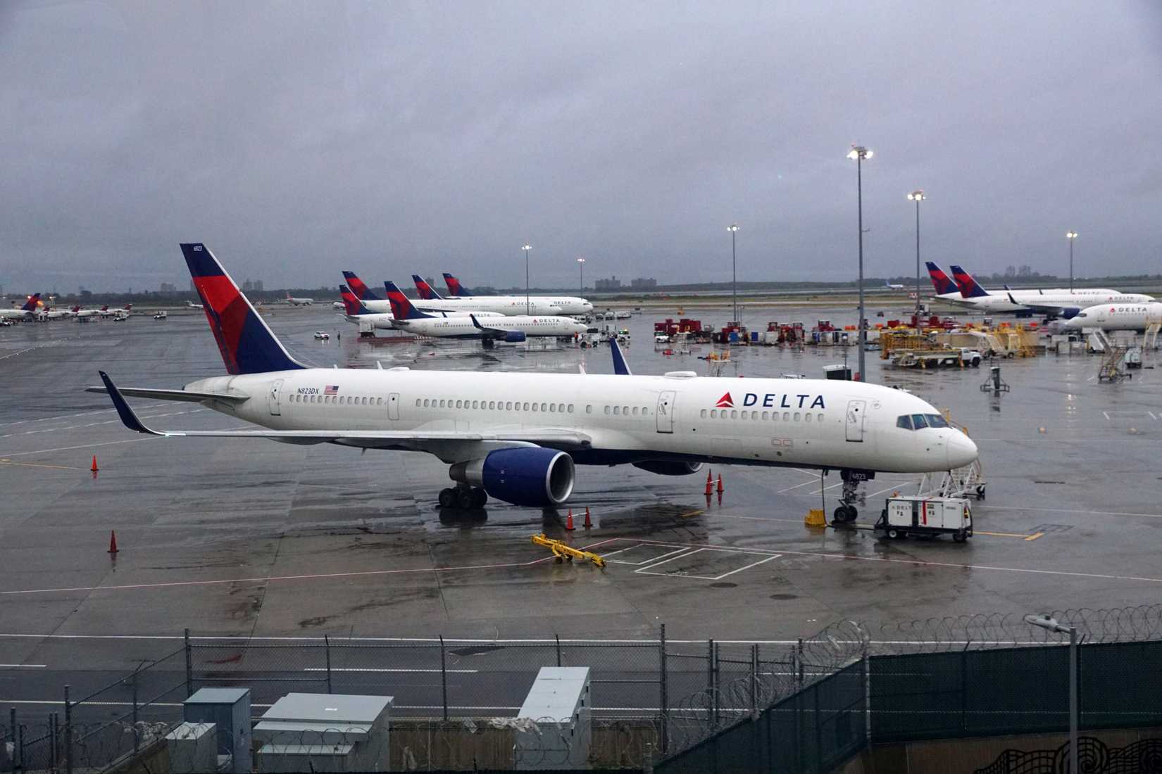 Delta Air Lines Boeing 757-200 N823DX