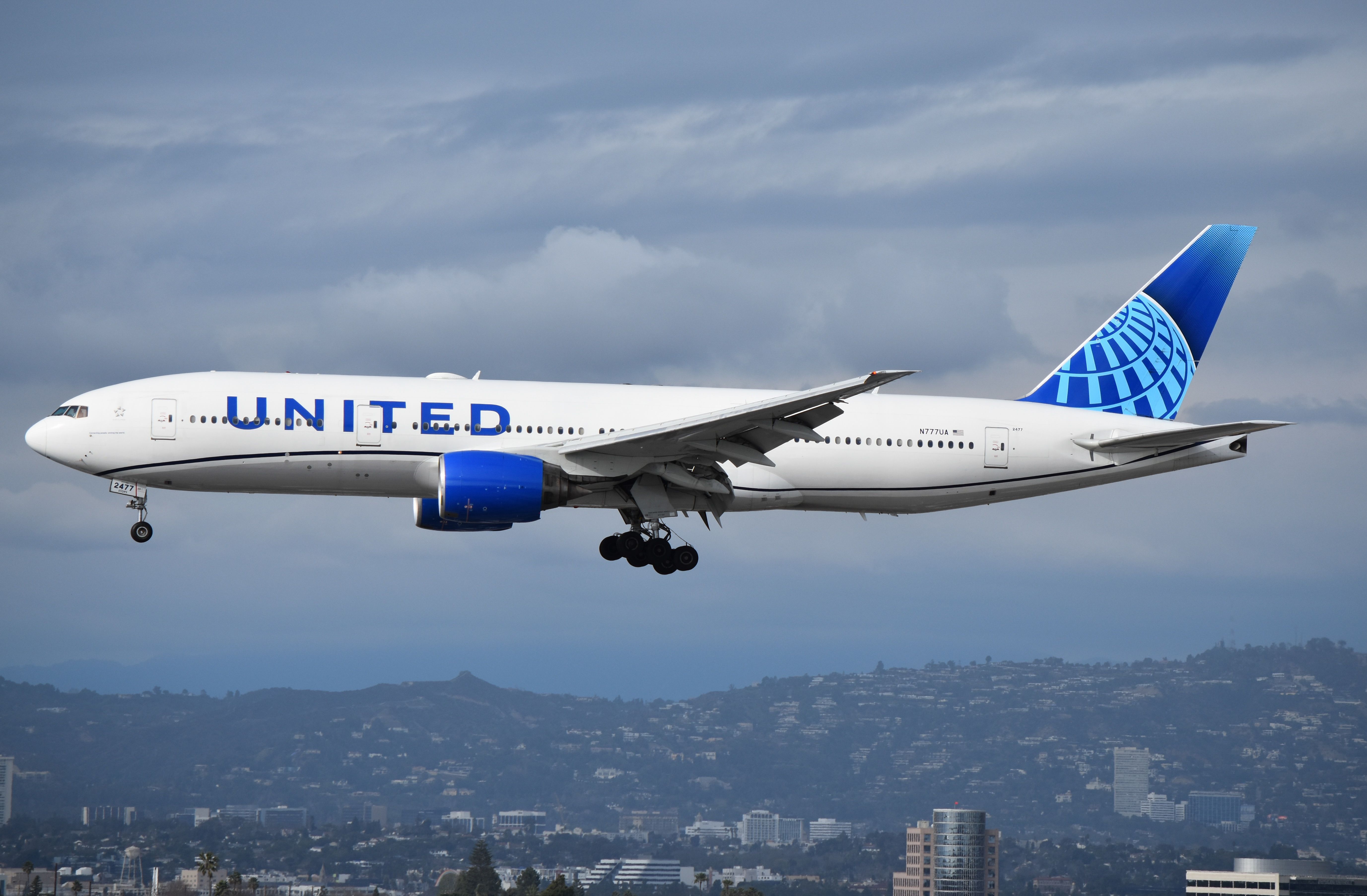 United Airlines Puts 1st Boeing 777-200 In Storage After 30 Years