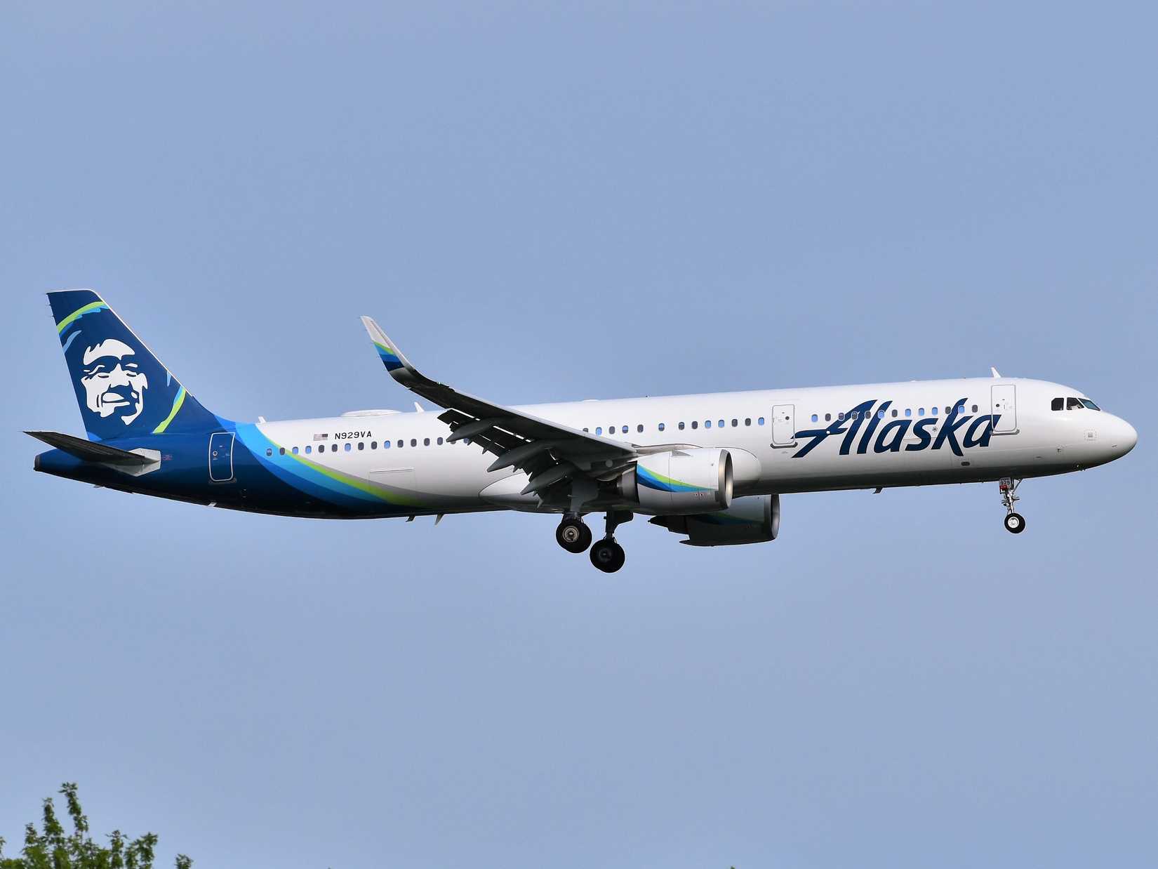 An Alaska Airlines Airbus A321neo approaching JFK Airport.