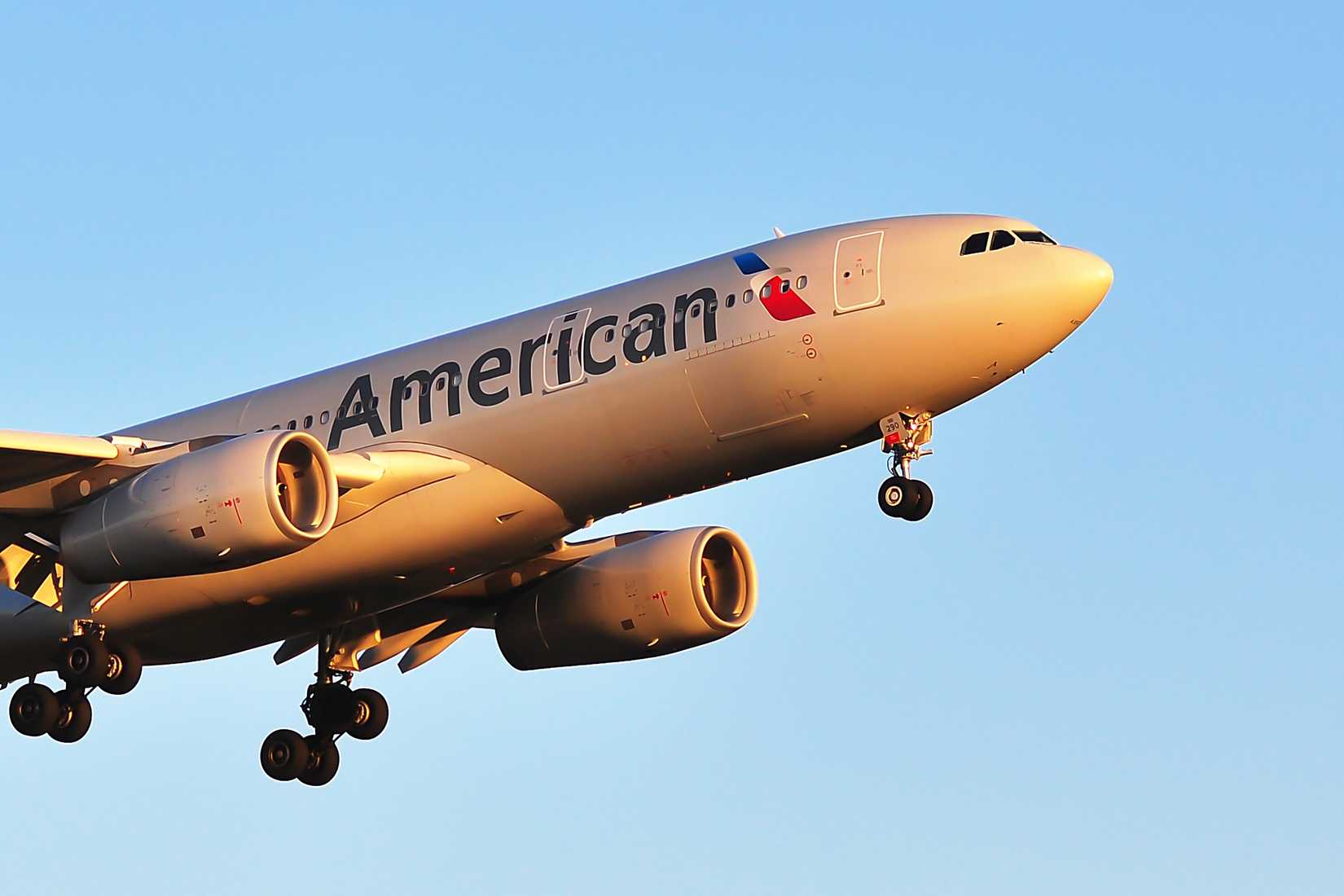 American Airlines Airbus A330-200 approaching Frankfurt airport